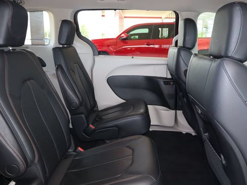 Used 2018 Chrysler Pacifica Touring-L w/ Premium Audio Group FWD image 42
