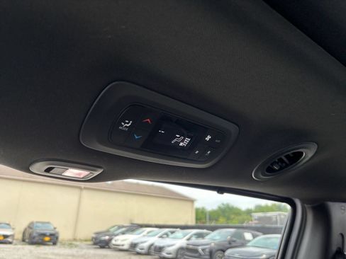 Used 2025 Chrysler Pacifica Limited FWD image 25