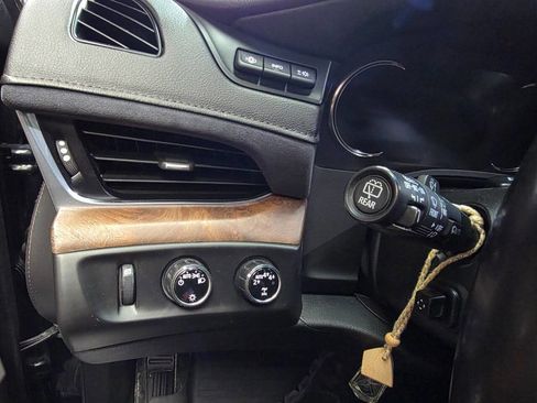 Used 2018 Cadillac Escalade ESV Luxury image 32