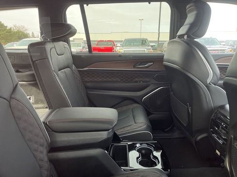 Used 2024 Jeep Grand Cherokee L Summit w/ Luxury Tech Group V image 3