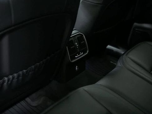 Certified 2025 Porsche Macan image 33