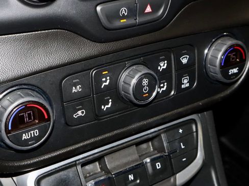 Used 2022 GMC Terrain SLE w/ Driver Convenience Package FWD image 32