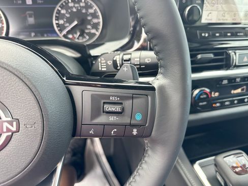 Used 2024 Nissan Pathfinder SL w/ SL Premium Package FWD image 27