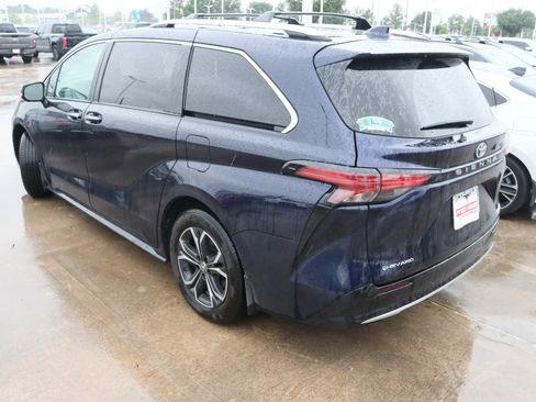 Used 2025 Toyota Sienna Platinum AWD/4WD image 7