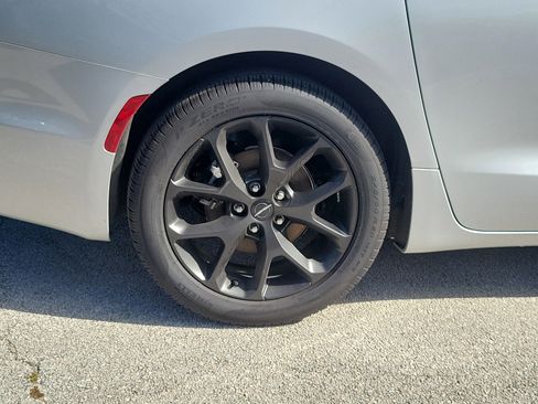 Used 2024 Chrysler Pacifica Limited w/ S Appearance Package FWD image 5