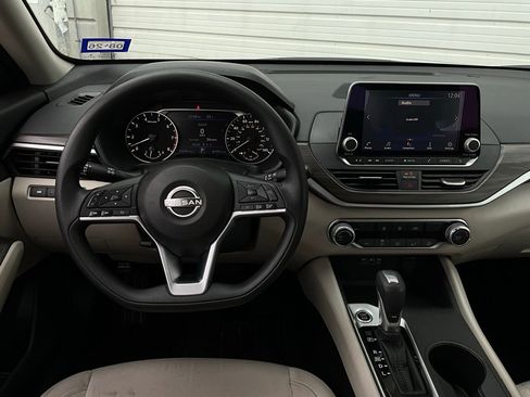 Used 2025 Nissan Altima 2.5 SV image 14