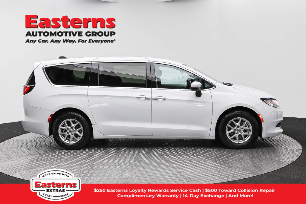 Used 2023 Chrysler Voyager LX FWD image 5