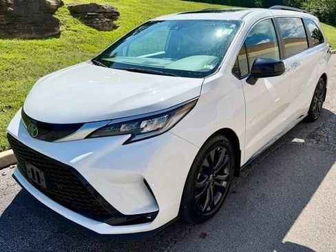 Used 2024 Toyota Sienna XSE w/ XSE Plus Package FWD image 2
