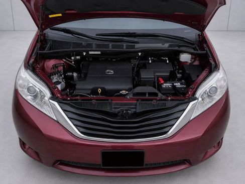 Used 2013 Toyota Sienna LE FWD image 18