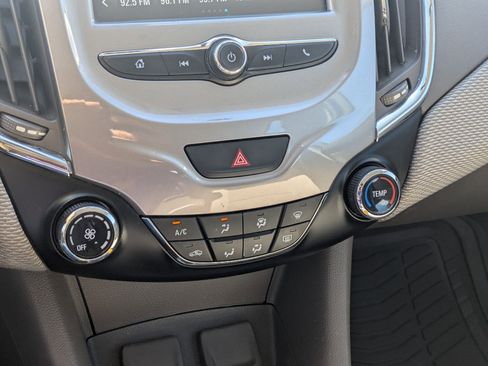 Used 2017 Chevrolet Cruze LT image 25