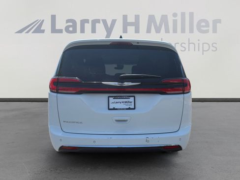 Used 2024 Chrysler Pacifica Touring-L FWD image 4