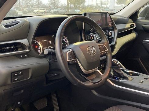 Used 2025 Toyota Highlander LE image 9