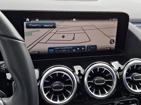 Used 2025 Mercedes-Benz GLA 250 4MATIC image 17