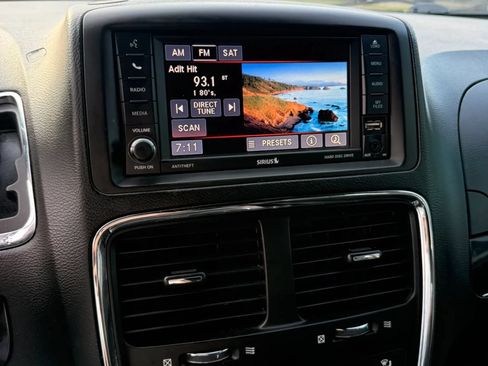 Used 2017 Dodge Grand Caravan SXT FWD image 17