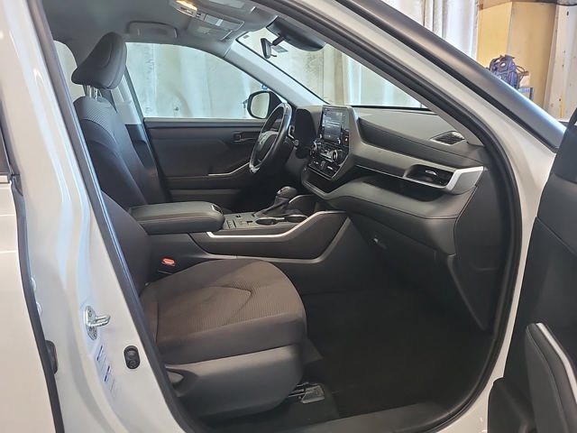 Used 2022 Toyota Highlander LE AWD/4WD image 11