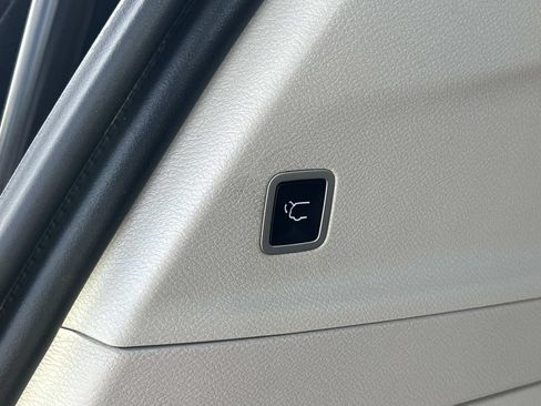 Used 2020 Chrysler Voyager Lxi FWD image 17