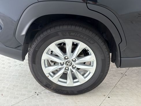 Used 2025 Toyota Corolla Cross LE FWD image 12