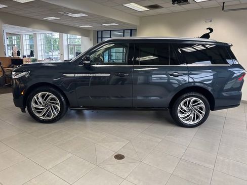 Used 2025 Lincoln Navigator Reserve AWD/4WD image 4