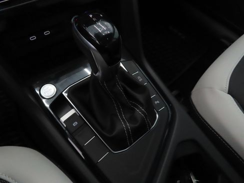 New 2025 Volkswagen Taos SE image 17