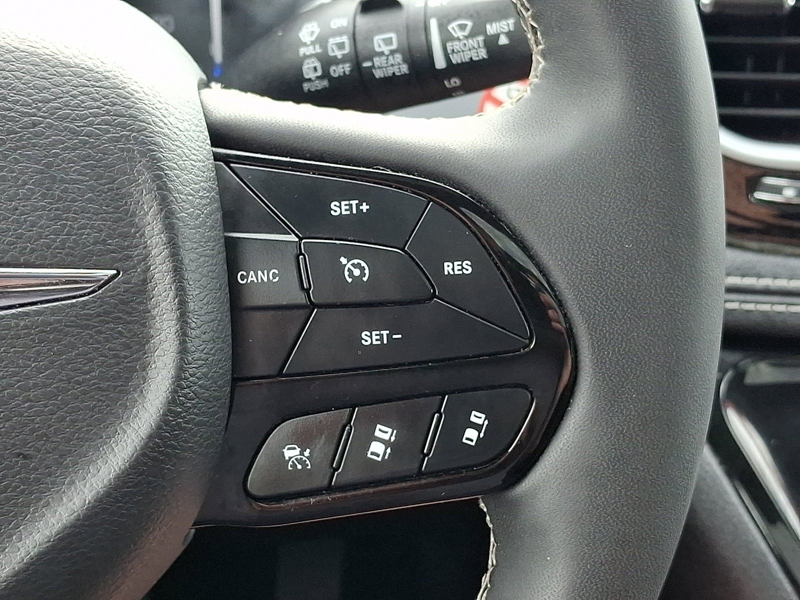 Used 2025 Chrysler Pacifica Limited FWD image 24