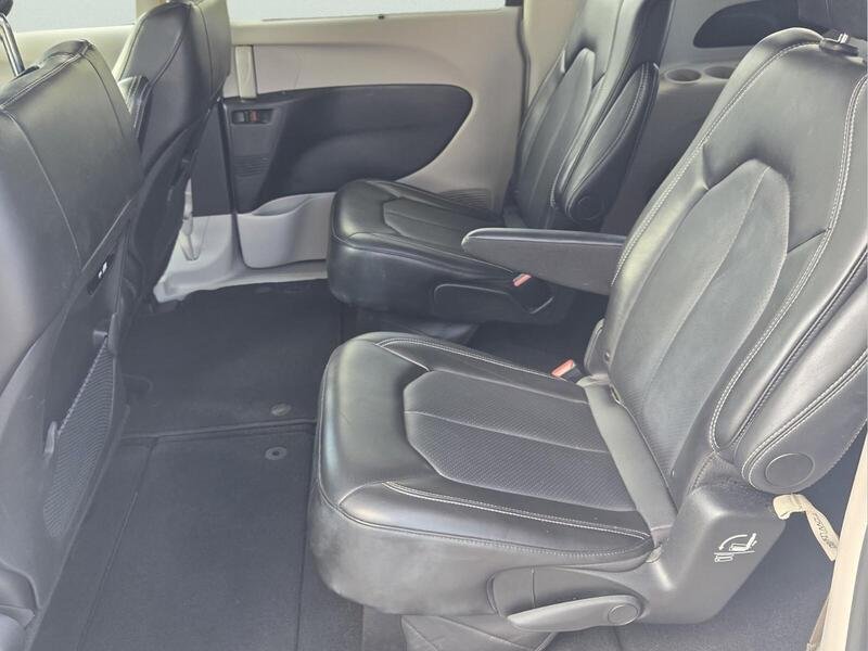 Used 2024 Chrysler Pacifica Touring-L FWD image 12