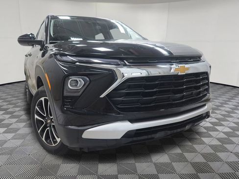 Used 2025 Chevrolet TrailBlazer LT AWD/4WD image 2