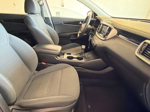 Used 2020 Kia Sorento LX FWD image 25