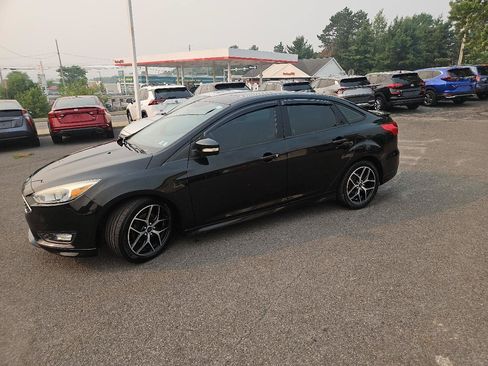 Used 2015 Ford Focus SE w/ SE Sport Package FWD image 36