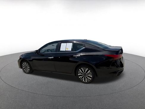 Used 2025 Nissan Altima 2.5 SV FWD image 10