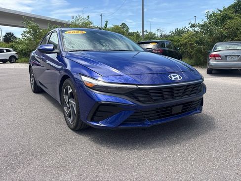Used 2025 Hyundai Elantra SEL FWD image 1