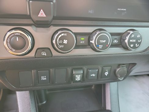 Used 2020 Toyota Tacoma TRD Sport image 16