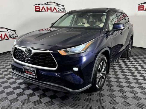 Used 2020 Toyota Highlander XLE AWD/4WD image 3