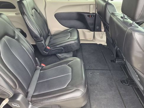 Used 2024 Chrysler Pacifica Touring-L FWD image 31