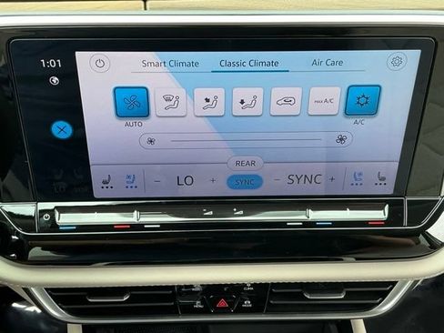 Certified 2024 Volkswagen Atlas SE w/ Black Wheel Package FWD image 23