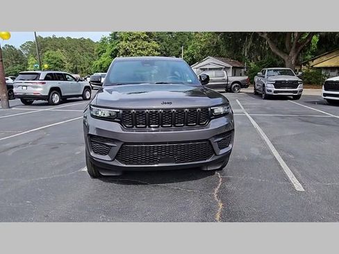 New 2025 Jeep Grand Cherokee Altitude image 18