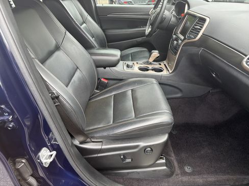 Used 2017 Jeep Grand Cherokee Limited w/ Luxury Group II AWD/4WD image 16