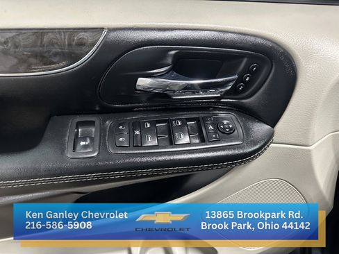 Used 2015 Chrysler Town & Country Limited Platinum w/ Trailer Tow Group image 8