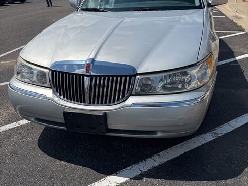 Used 1999 Lincoln Town Car Executive RWD image 9