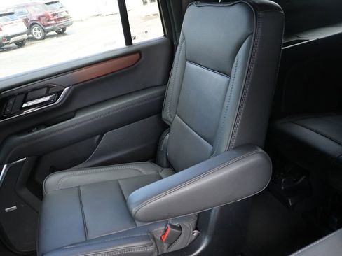 Used 2025 GMC Yukon XL Denali AWD/4WD image 15