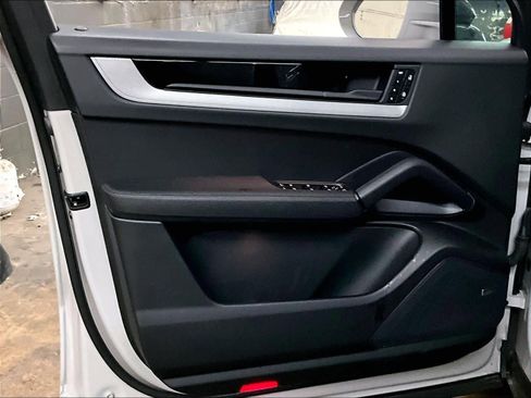 Used 2025 Porsche Cayenne image 25