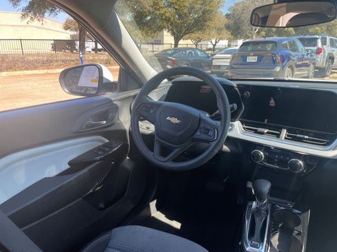 Used 2025 Chevrolet Trax LT image 37