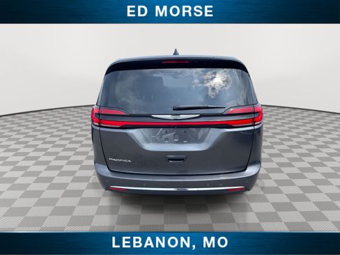 Used 2023 Chrysler Pacifica Touring-L FWD image 7