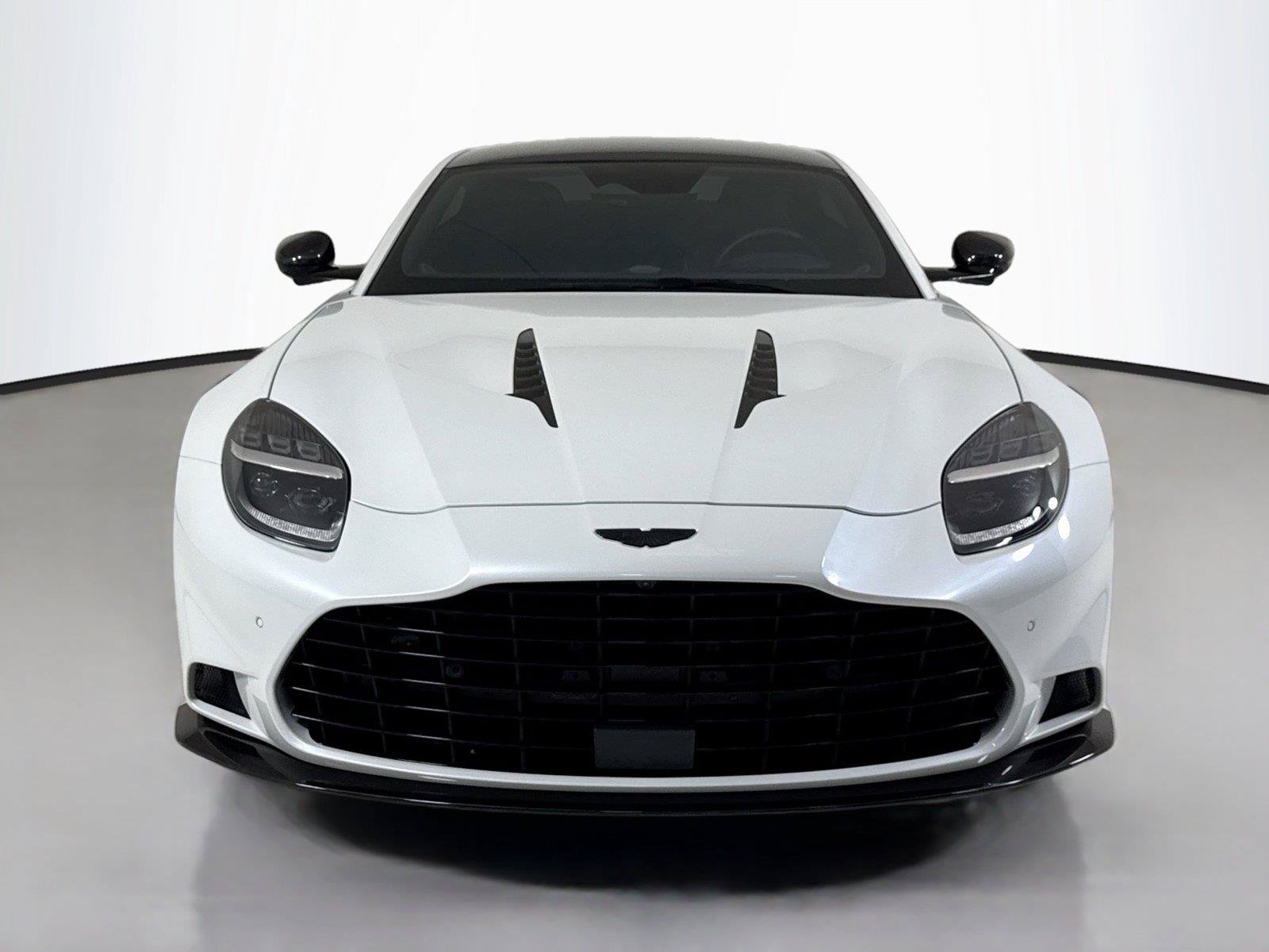 Used 2025 Aston Martin Vanquish RWD image 10