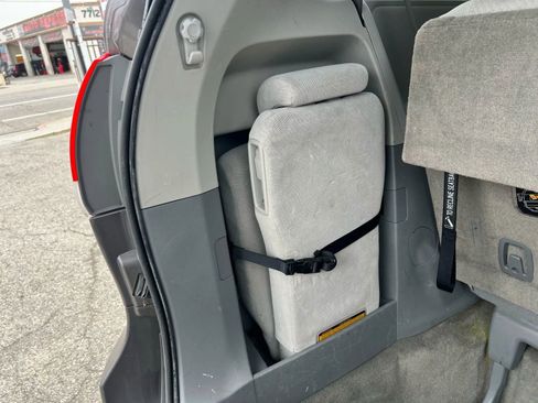 Used 2013 Toyota Sienna LE w/ Towing Pkg image 12