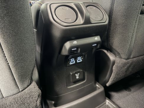 Used 2025 Jeep Wrangler Unlimited Sahara image 26