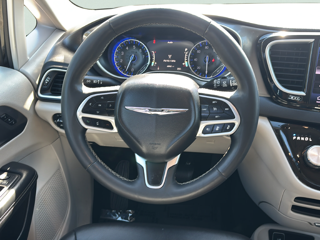Used 2024 Chrysler Pacifica Touring-L FWD image 16