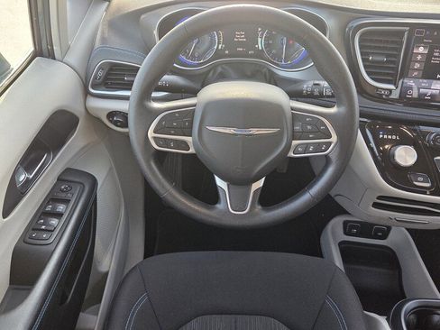 Used 2021 Chrysler Pacifica Touring image 12
