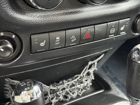 Used 2012 Jeep Wrangler Unlimited Sahara w/ Connectivity Group AWD/4WD image 28