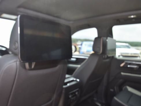 New 2025 Chevrolet Suburban Premier image 13