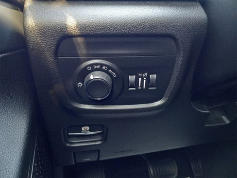 Used 2023 Jeep Grand Cherokee Altitude image 26